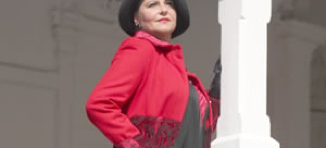 Červený volánový kabát s krajkou (20. léta)