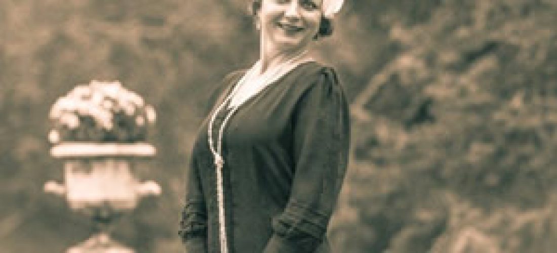 Černé plisované šaty s bílou stuhou (20. léta)
