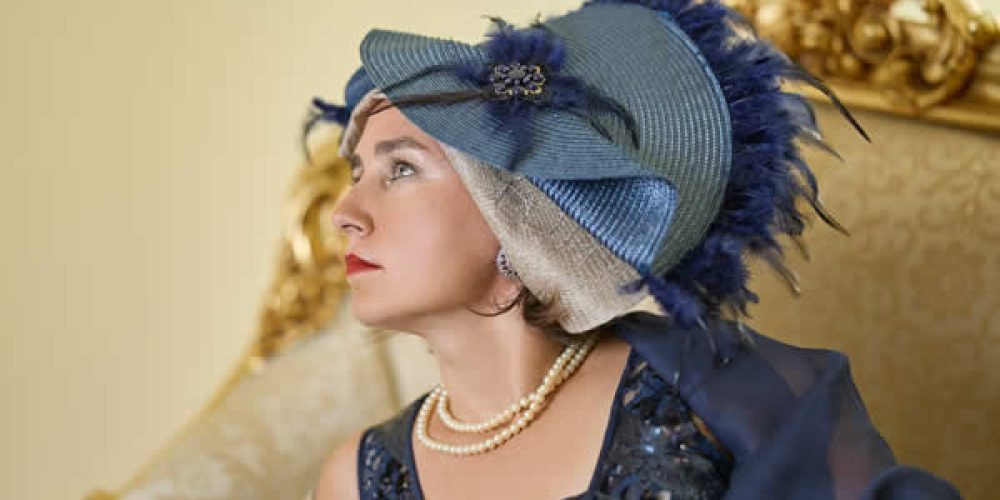 Fascinátor béžovo-modrý s&nbsp;peříčky