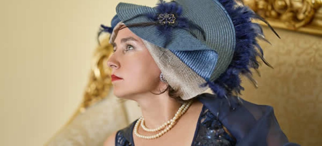 Fascinátor béžovo-modrý s peříčky