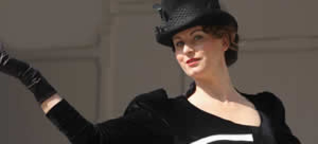 Sametové černé šaty „Piano“