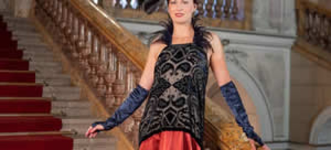 Nostalgie s kapkou extravagance – večerní cihlové šaty s krajkou a péřovým límcem (20. léta)