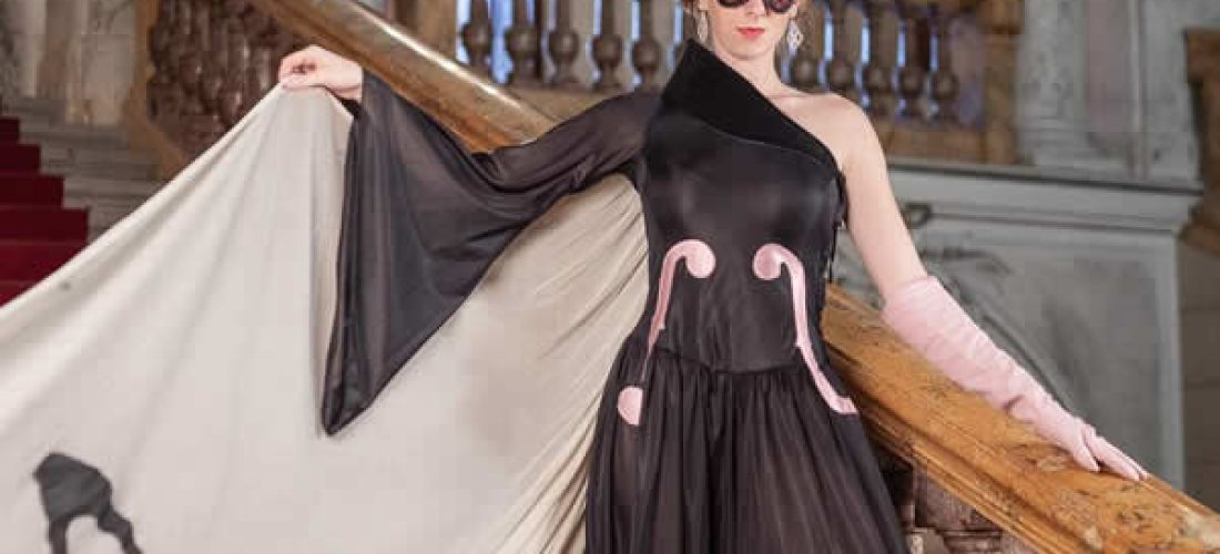 Kostým Paní Hudba – černé kalhotové šaty (overal)