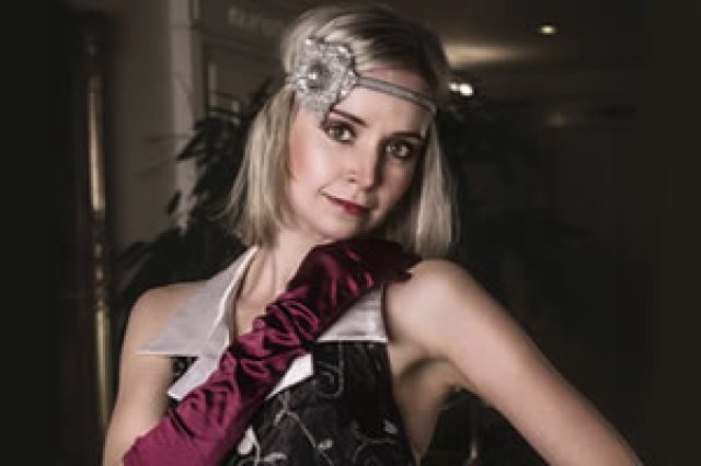 Černo-stříbný taneční kostým s&nbsp;třásněmi a&nbsp;květinovou aplikací