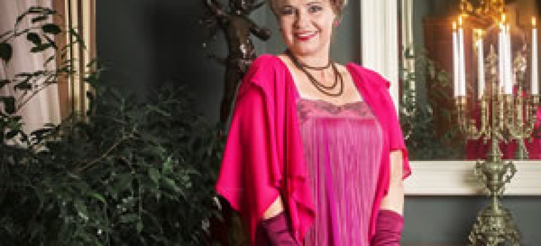 Fialové třásňové šaty (20. – 30. léta)