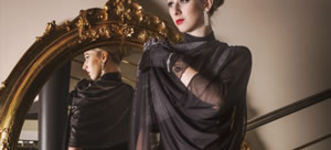 Hypnotizující černo-stříbrné šaty s kamínky (30. léta)