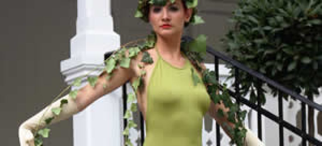 Zelený overal s břečťanovými doplňky