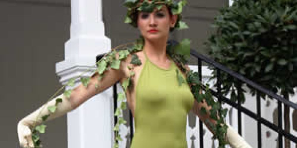 Zelený overal s&nbsp;břečťanovými doplňky