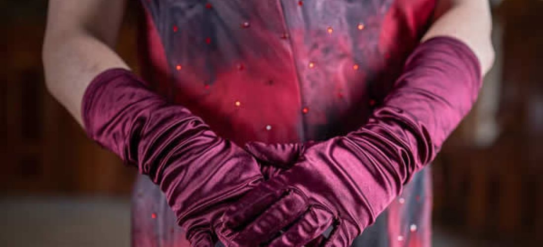 Vínové třásňové šaty s kamínky (20. léta)