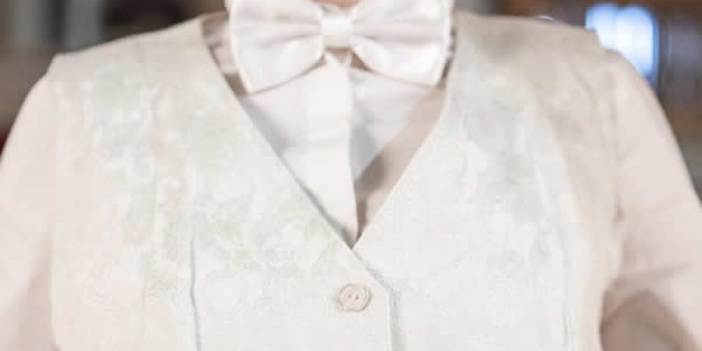 Brokátová vestička s&nbsp;jemným zelenkavým vzorem