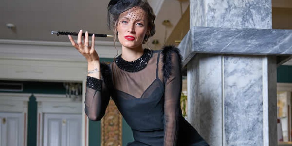 Černé šifonky s&nbsp;flitry a&nbsp;peříčky (30. – 40.&nbsp;léta)