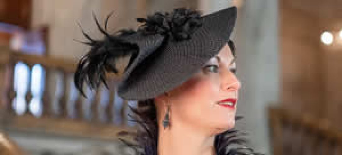 Fascinátor černý s&nbsp;peříčky