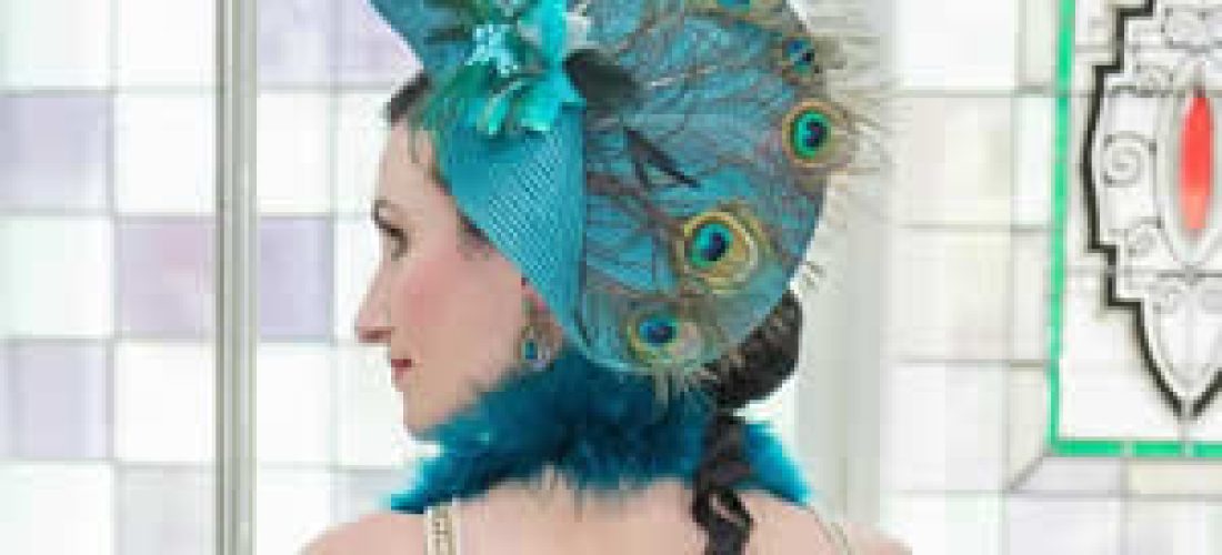 Fascinátor petrolejový s&nbsp;pavími pery