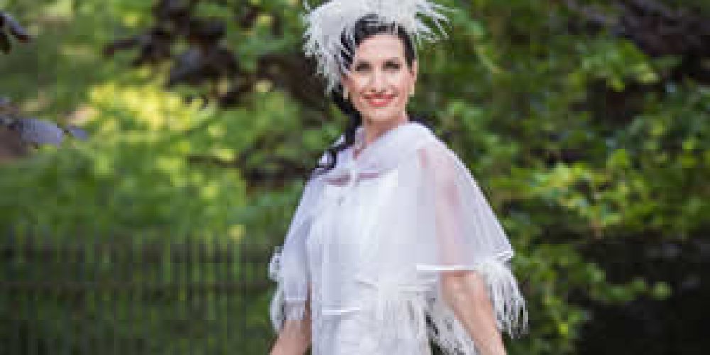 Bílé peříčkové Daisy (30.&nbsp;léta)