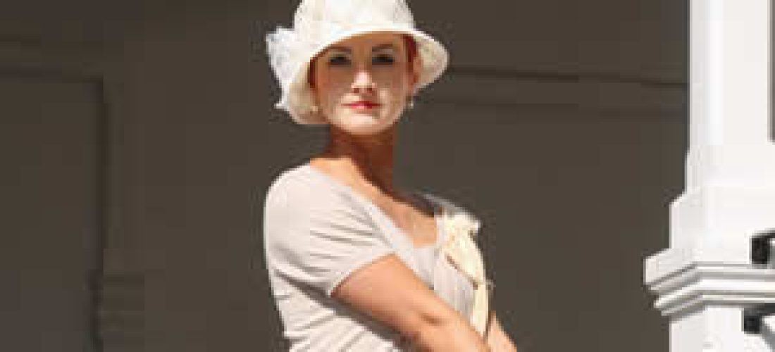 Béžové pletené šaty s&nbsp;mašlí a&nbsp;puntíkatým plisé volánem (30.&nbsp;léta)