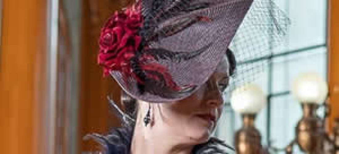 Fascinátor vínový s&nbsp;růží, peřím a&nbsp;síťkou