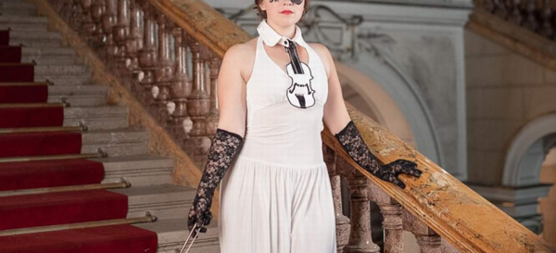 Kalhotové bílé šaty s&nbsp;houslovým límcem (overal)