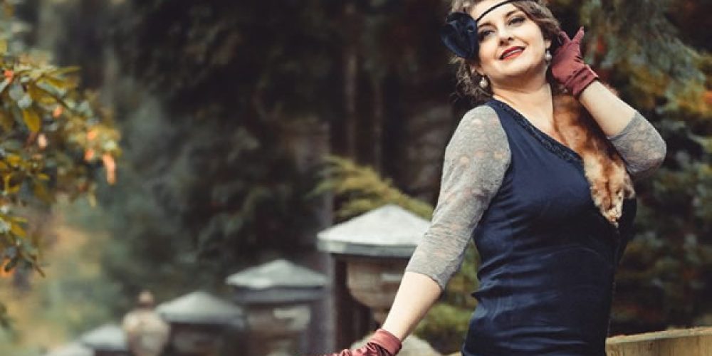 Švestkově modrý sen s&nbsp;jemnou krajkou a&nbsp;kožešinou (20.&nbsp;léta)