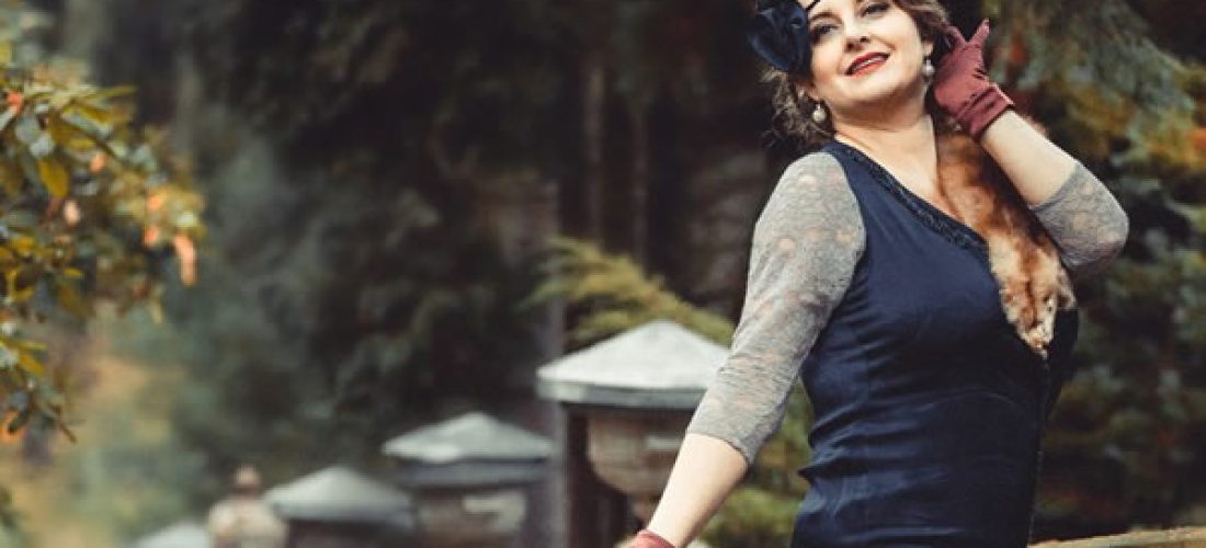 Švestkově modrý sen s&nbsp;jemnou krajkou a&nbsp;kožešinou (20.&nbsp;léta)