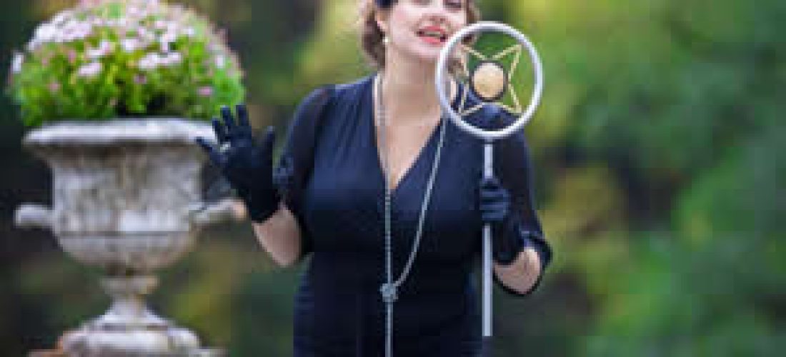 Noční třpyt v&nbsp;černo-stříbřitém hávu (30.&nbsp;léta)