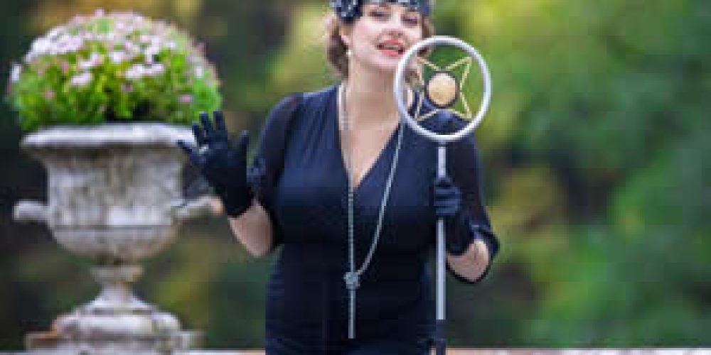 Noční třpyt v&nbsp;černo-stříbřitém hávu (30.&nbsp;léta)