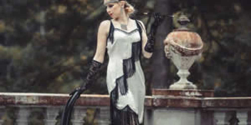 Bílé párty flapper s&nbsp;třásněmi (20.&nbsp;léta)