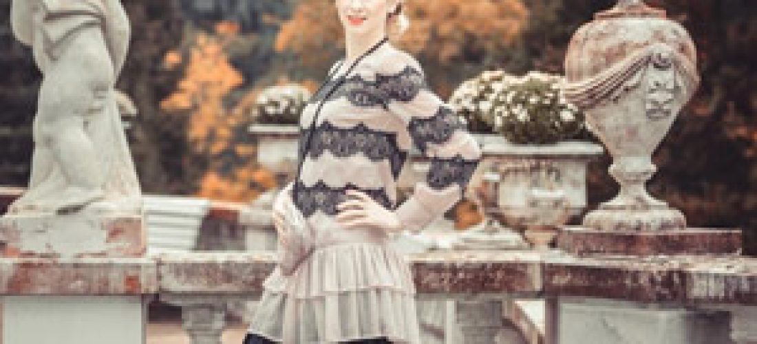 Pudrové volánové šaty se smyslnou krajkou (30.&nbsp;léta)