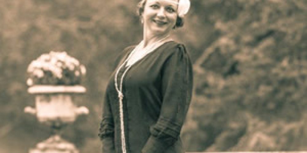 Černé plisované šaty s&nbsp;bílou stuhou (20.&nbsp;léta)