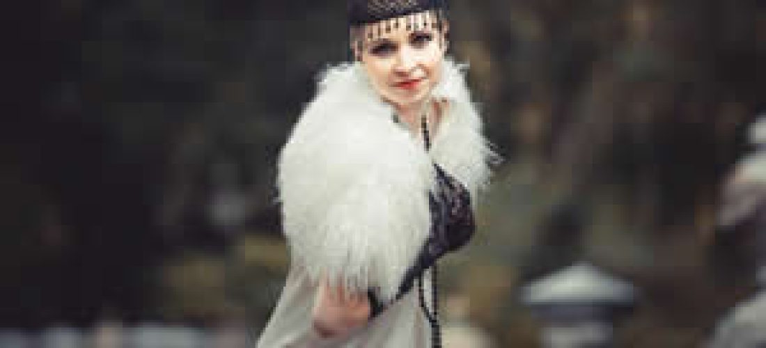 Šachová partie jemného saténu a&nbsp;dráždivé krajky (20.&nbsp;léta)