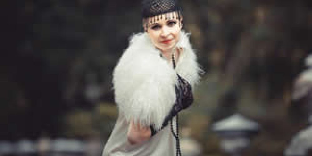 Šachová partie jemného saténu a&nbsp;dráždivé krajky (20.&nbsp;léta)