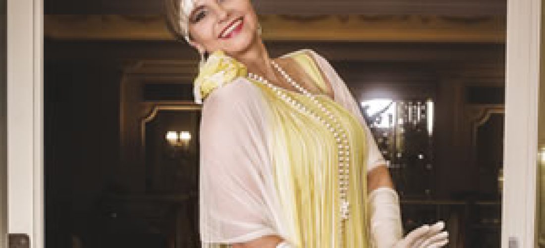 Žluté třásňové šaty se smetanovými doplňky (20.&nbsp;léta)