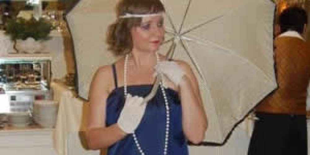 Charlestonové šaty – modré s&nbsp;volánem (20.&nbsp;léta)