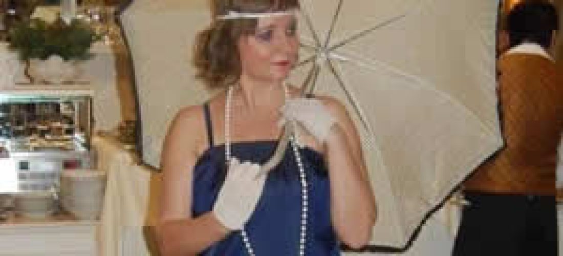 Charlestonové šaty – modré s&nbsp;volánem (20.&nbsp;léta)