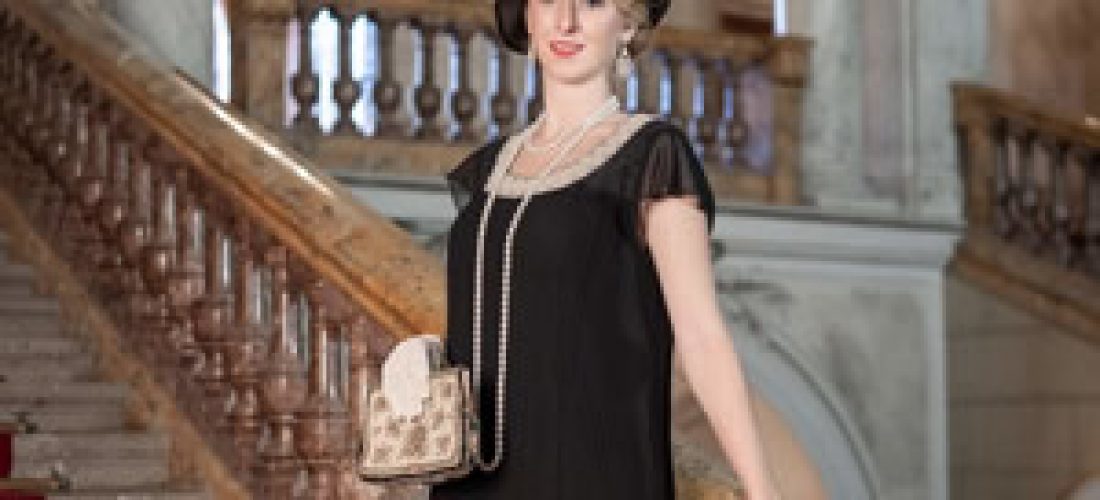 Plisovaná elegance v&nbsp;černo-béžové (20.&nbsp;léta)