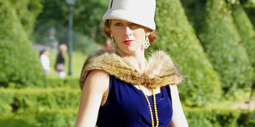 Sametky v&nbsp;královské modři (20.&nbsp;léta)