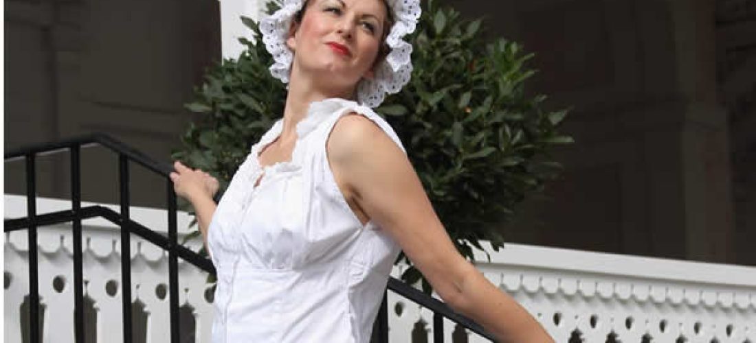 Bílý prádlový komplet – kraťasy a&nbsp;halena typu korzet