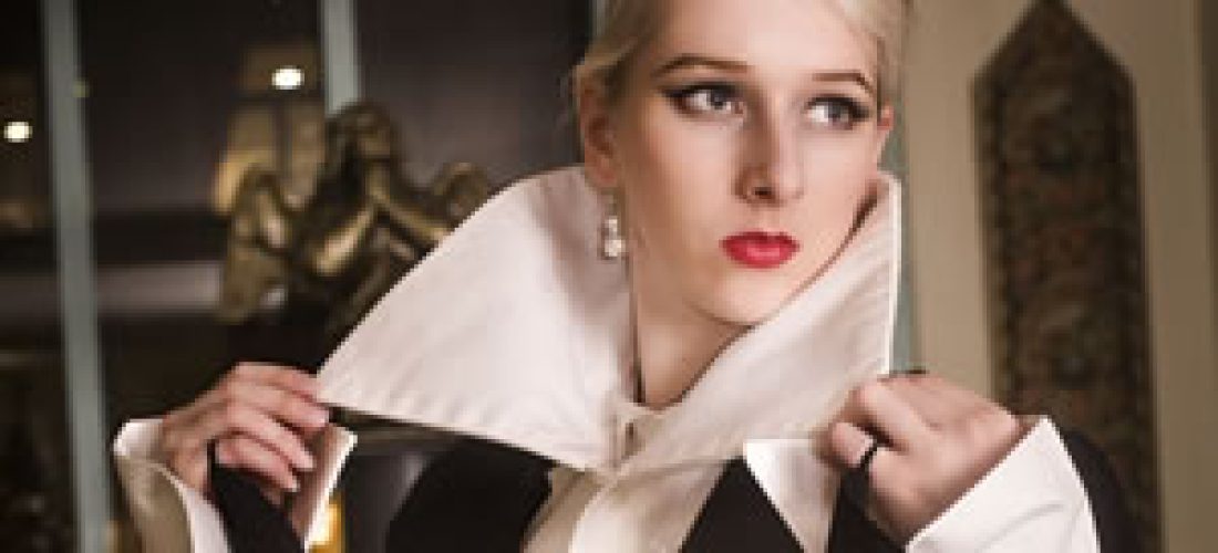 Frak černý s&nbsp;bílou vestou, vysokým límcem a&nbsp;dlouhými rozšířenými rukávy – odepínací krovky