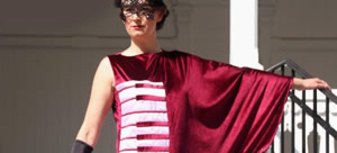 Vínové klavírní sametové šaty – křídlo