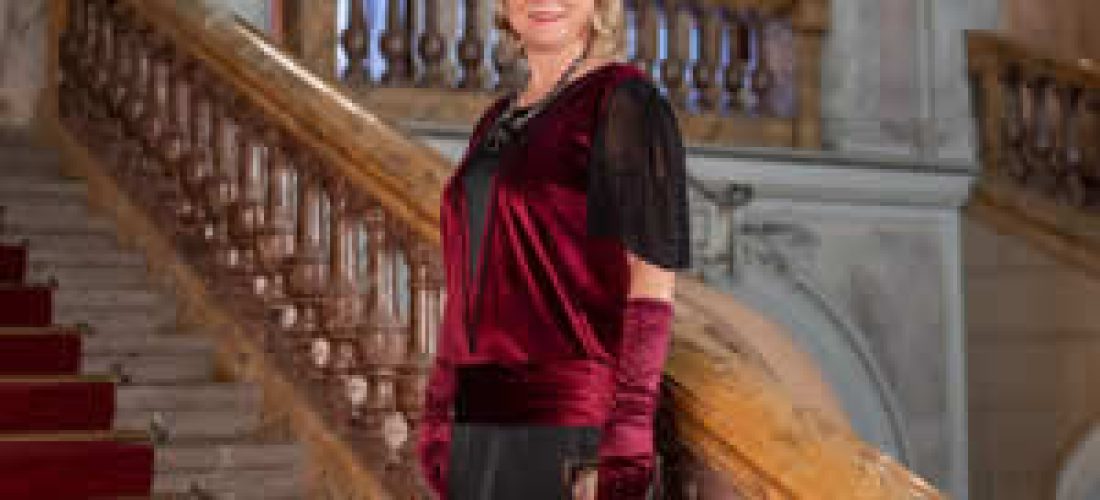 Sametová elegance v&nbsp;bordó – (20.&nbsp;léta)