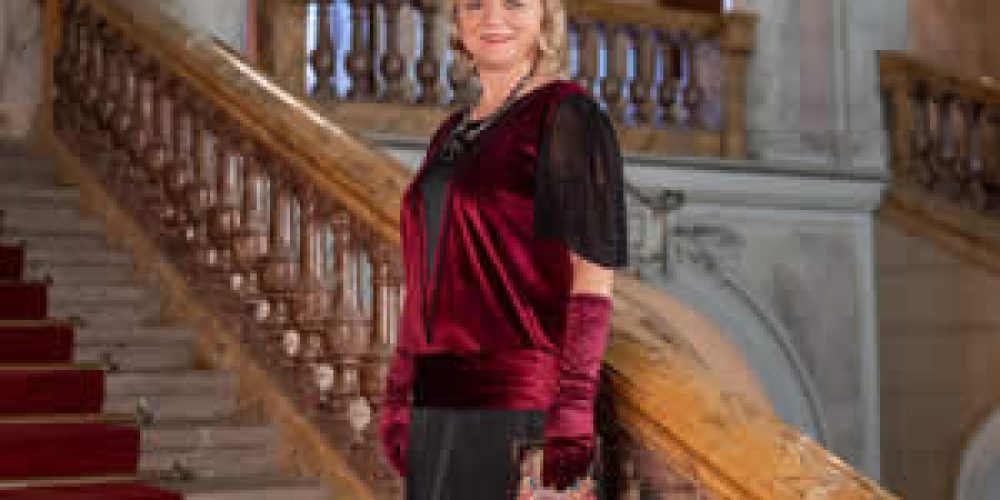 Sametová elegance v&nbsp;bordó – (20.&nbsp;léta)