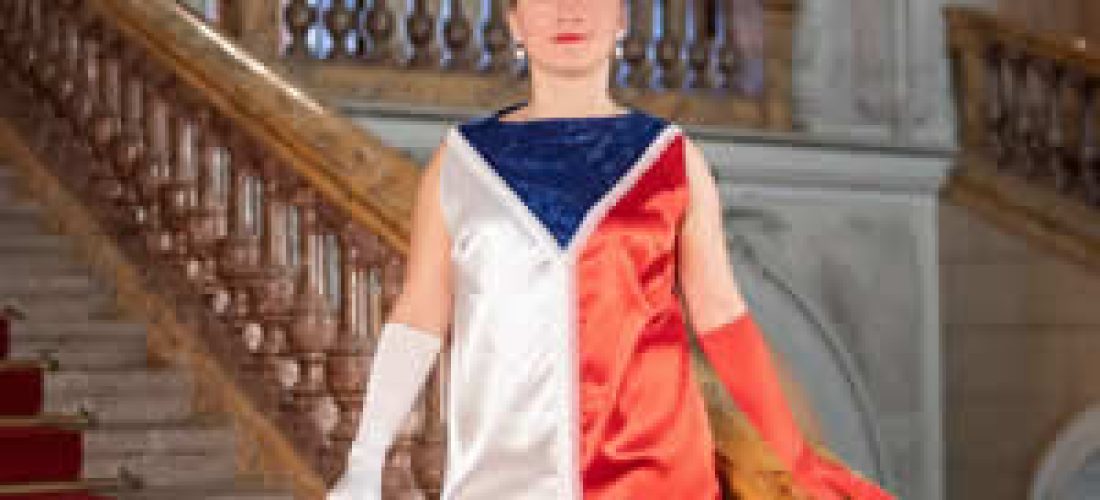 Šaty vlajkovky (modro-bílo-červené) (20. – 30.&nbsp;léta)