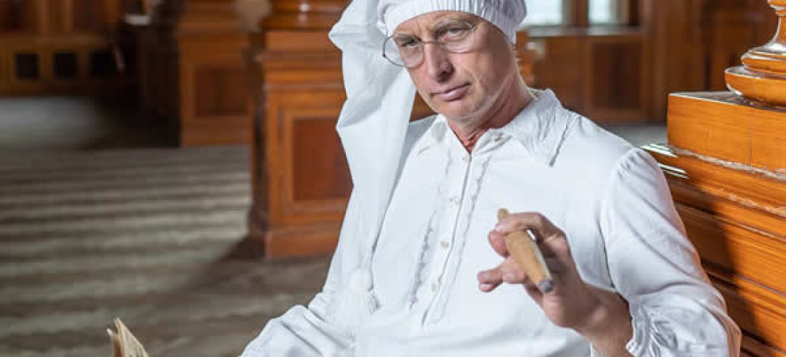 Pánská historická noční košile s&nbsp;výšivkou a&nbsp;čepečkem