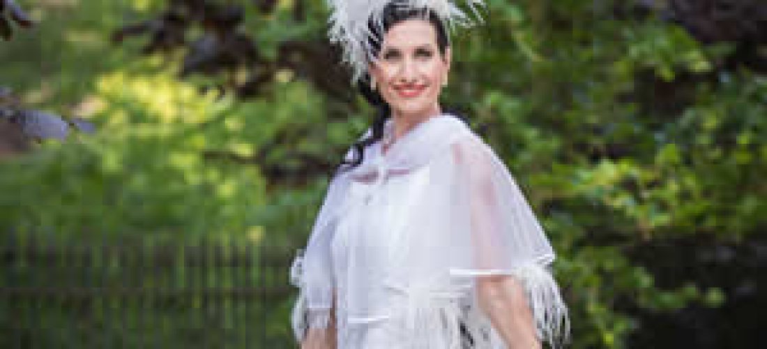 Bílé peříčkové Daisy (30.&nbsp;léta)